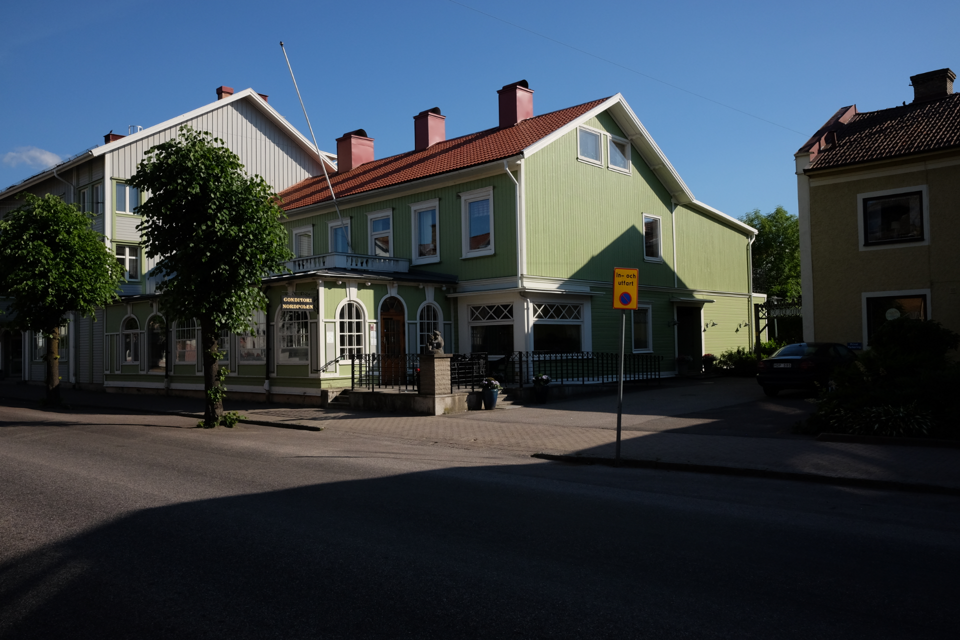 Klassiskt fika med bakverk och kaffe på anrika Conditori Nordpolen i Vara.