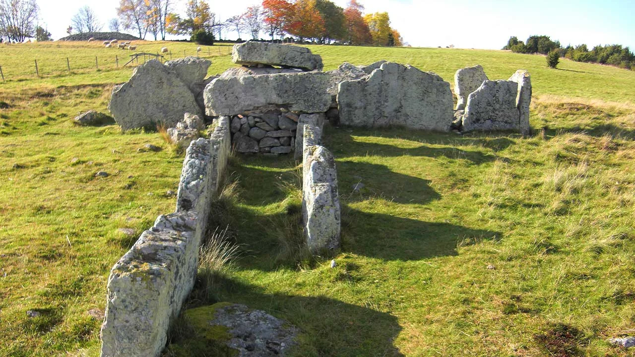 Fornlämningar med stensättningar och vidsträckt utsikt över kulturlandskapet vid Ekornavallen i Vallebygden.