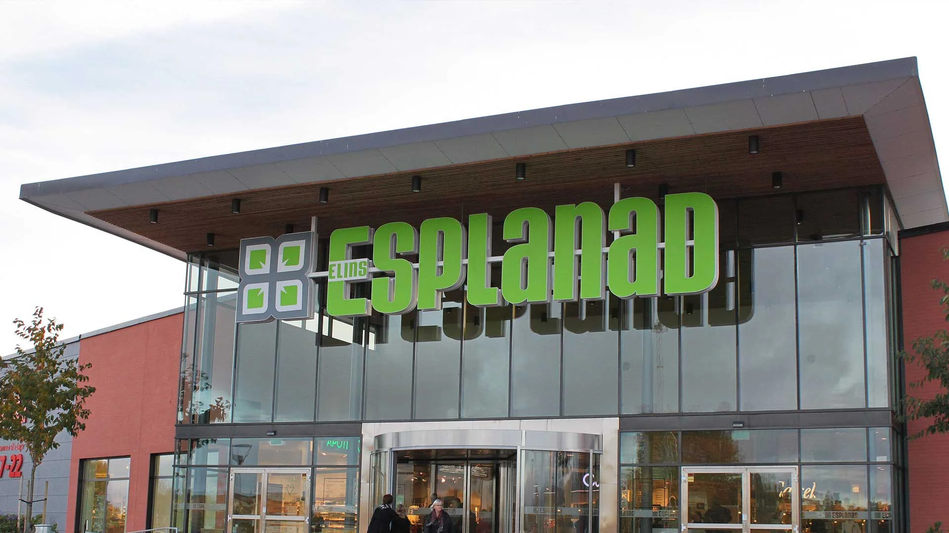 Interiör från Elins Esplanad shoppingcenter i Skövde med butiker och besökare i en ljus och modern galleria.