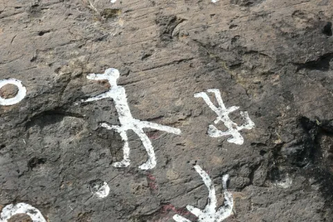 Hällristningar i Flyhov på Kinnekulle i Götene kommun med figurer inhuggna i stenhällar från bronsåldern.