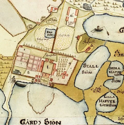 Gröna rullstensåsar och vackert kulturlandskap vid Höjentorps slottsruin i Vallebygden nära Skara.