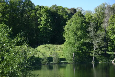 Vy över det natursköna kulturlandskapet vid Höjentorps slottsruin i Vallebygden nära Skara.