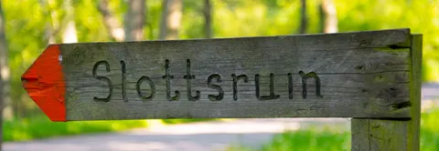Vacker naturvy vid Höjentorps slottsruin i Vallebygden nära Skara i sommarskrud.