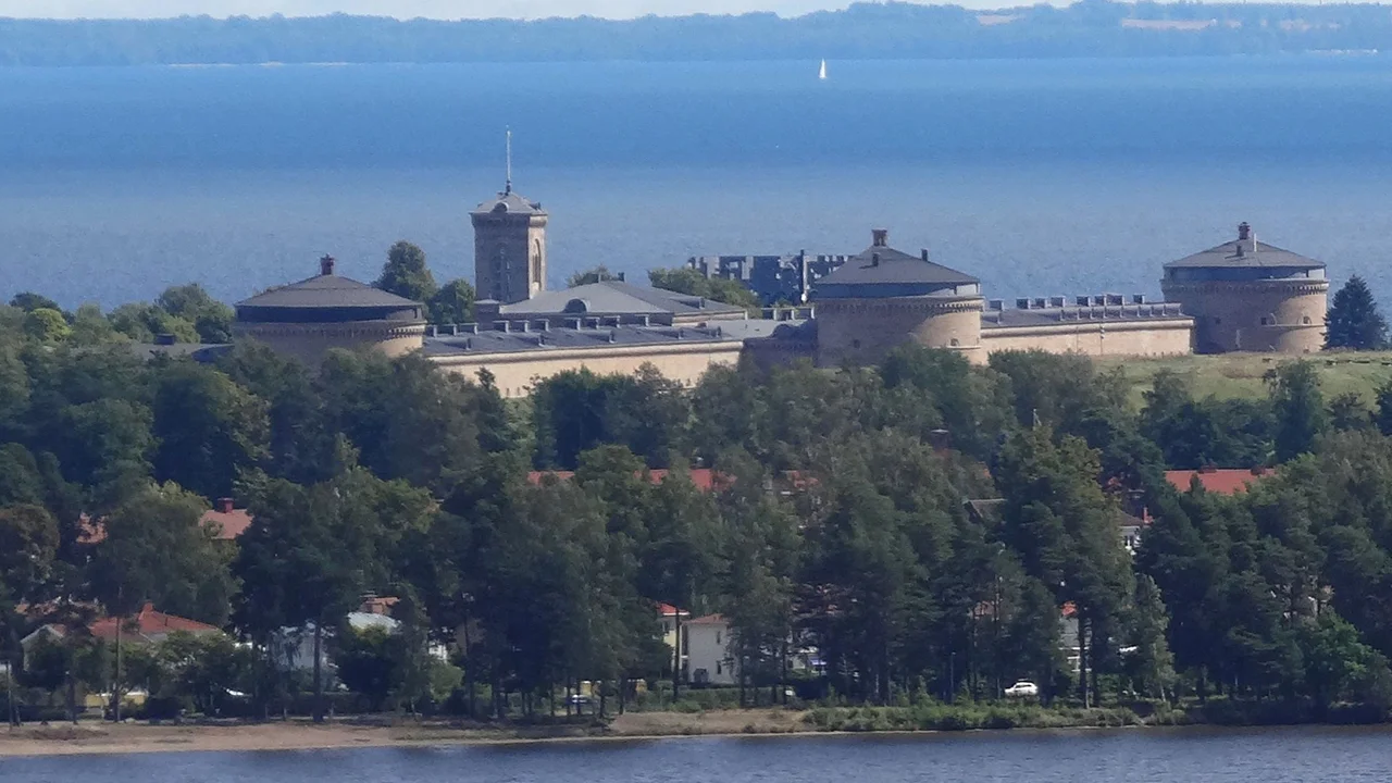 Vy över Karlsborgs fästning med historiska murar och vallgravar vid Vättern i Karlsborg.