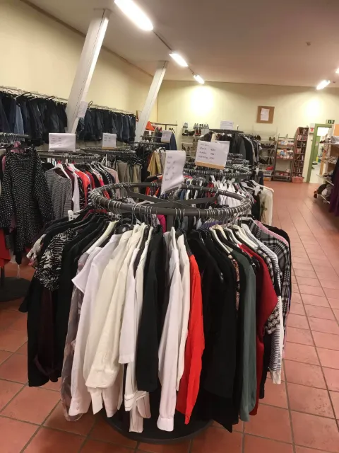 Butiksexteriör för Kupan Second Hand i Skara med ingång och skyltning för återbruk och shopping.