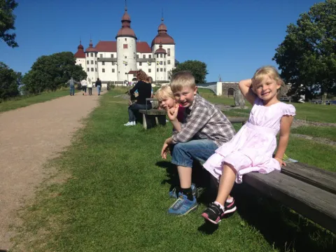 Det vita barockslottet Läckö Slott vid Vänerns strand i Lidköpings kommun.