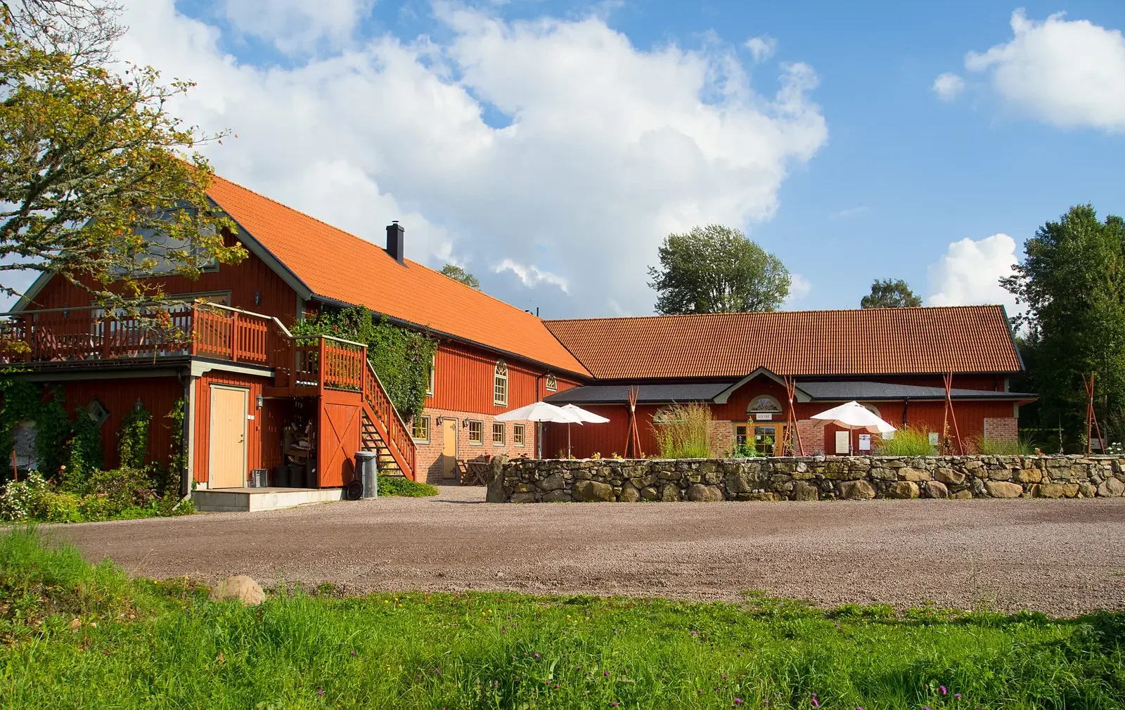 Löfwings Ateljé och Konstcafé i Skara kommun med konstverk och omgivande naturmiljö i Vallebygden.