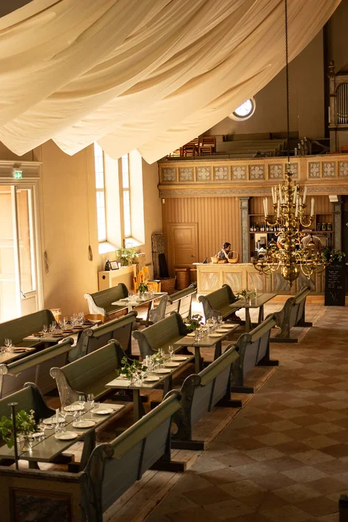 Mysig cafémiljö vid Österplana Agriturismo på Kinnekulle med utsikt över det vackra landskapet i Götene.