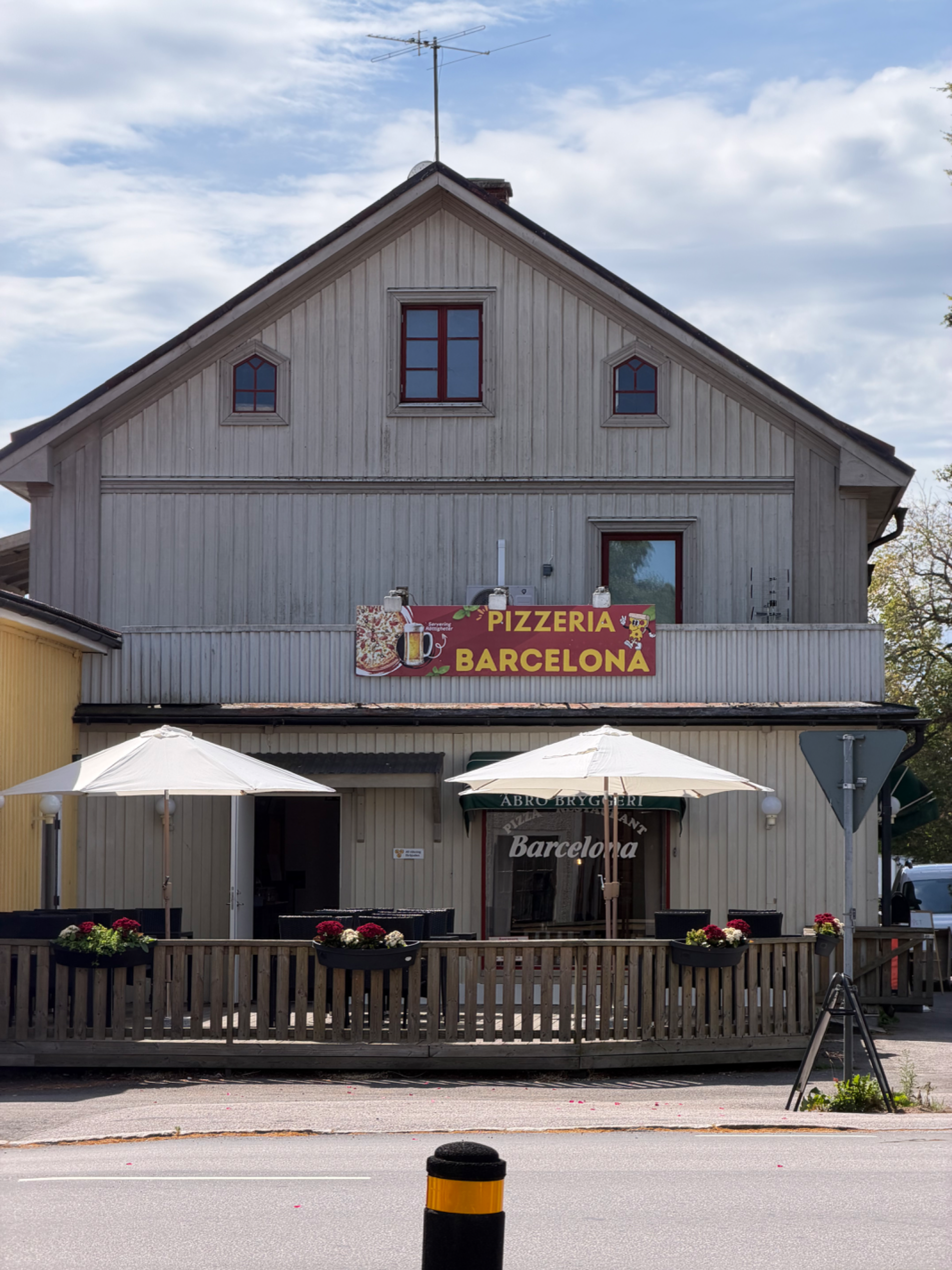 Exteriör av Pizzeria Barcelona med uteservering och restaurangskylt i centrala Skara.
