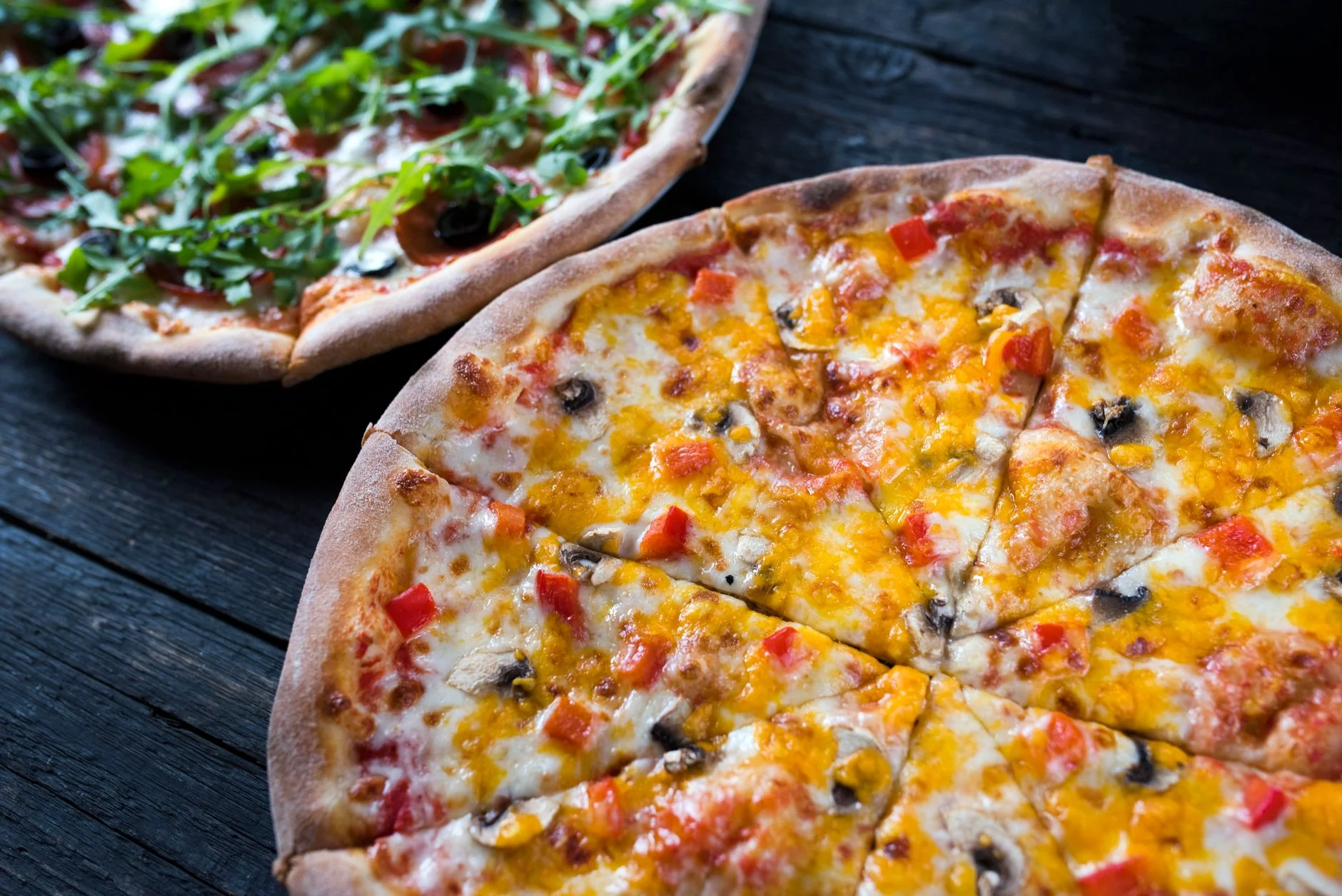 Interiör på Pizzeria Estelle i Skara som visar restaurangmiljön och servering av pizza.