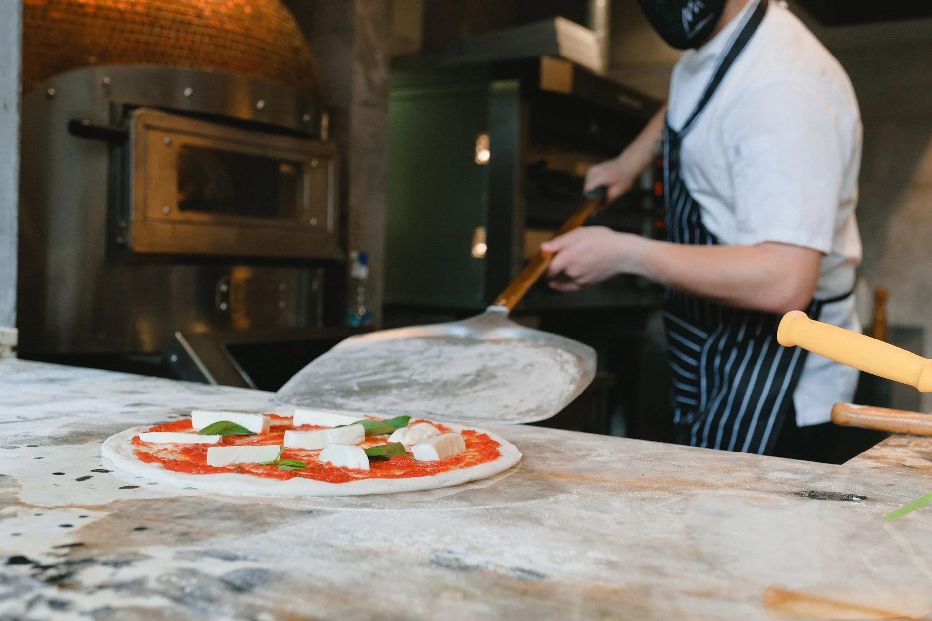 Pizzeria Viktoria vid en gata i centrala Skara, en populär restaurang för besökare i staden.