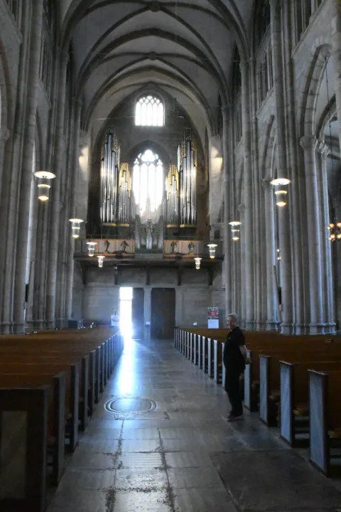 Exteriör av Skara domkyrka med sina två karaktäristiska torn och gotiska arkitektur i centrala Skara.