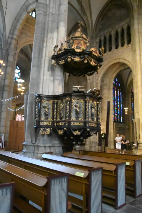 Exteriör vy av Skara domkyrka med sina två karaktäristiska torn mot en blå himmel.