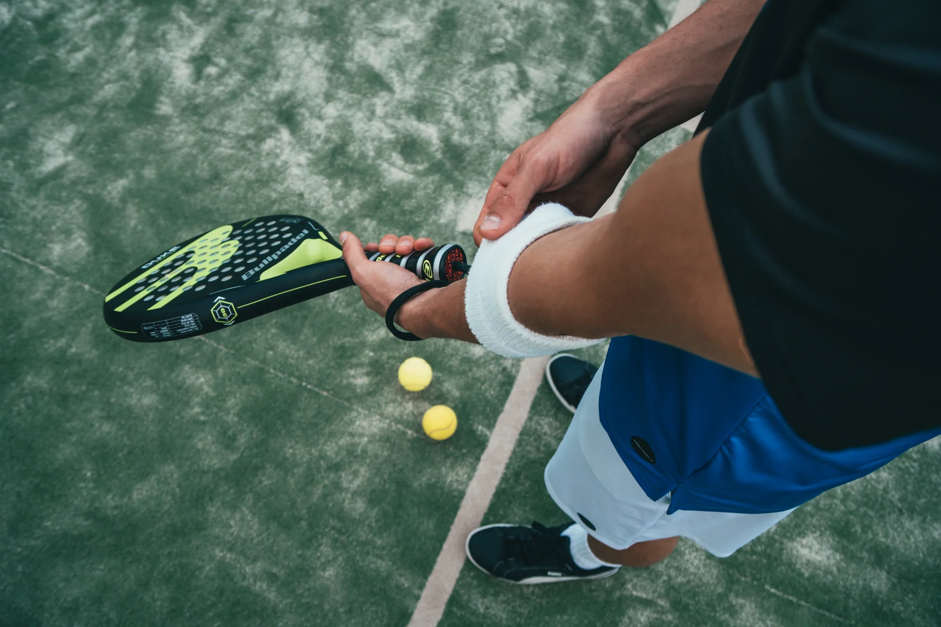 Padelspelare i aktion på en modern padelbana hos Skara Padel i Skara.