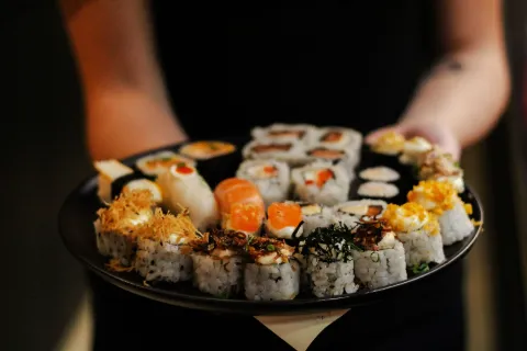 Färgglada sushibitar vackert upplagda på ett fat hos restaurang Skara Sushi.