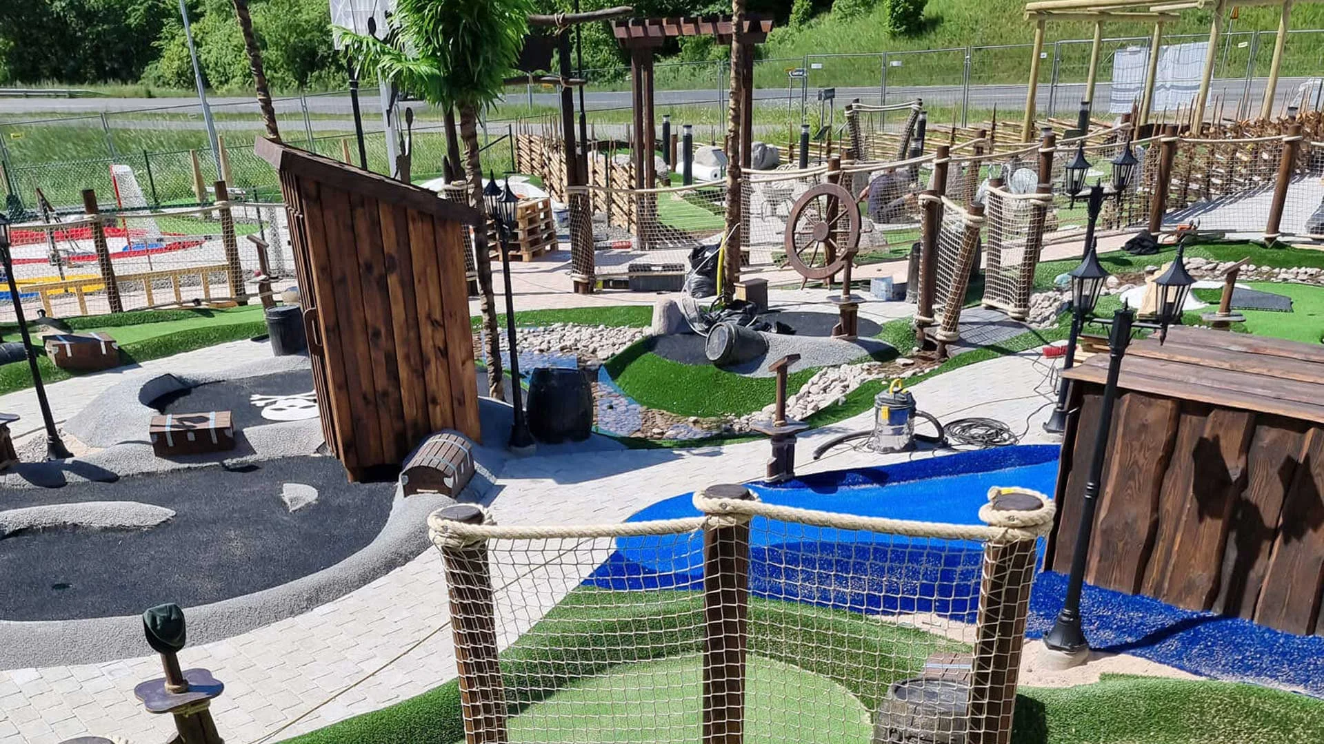 Spelare på en av banorna vid Skövde Äventyrsgolf, en utmanande minigolfanläggning i Skövde kommun.