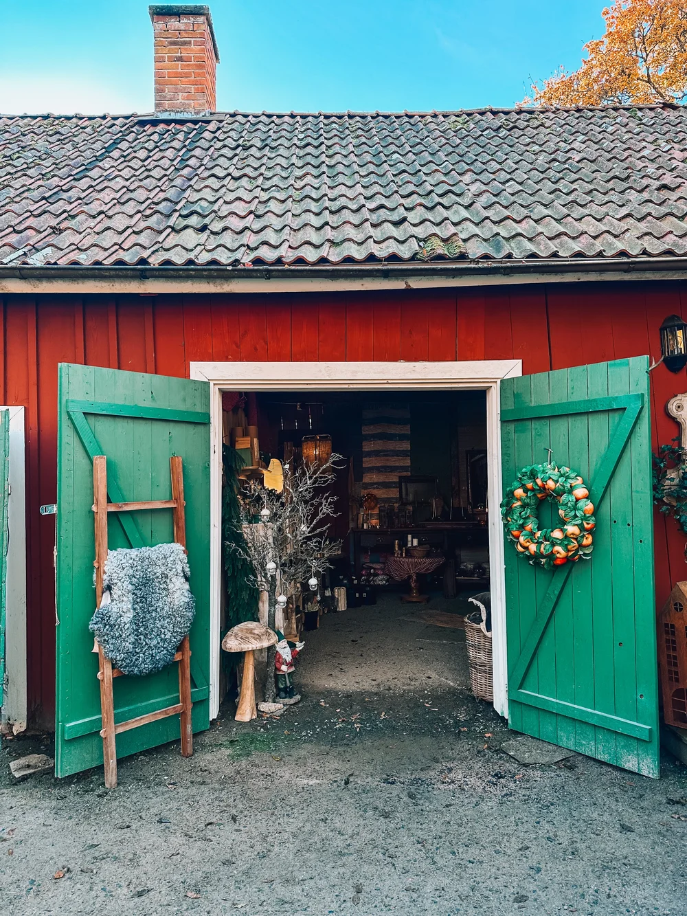 Interiör från Varnhems gårdsbutik i Skara kommun med närproducerade varor och lokal mat på hyllorna.