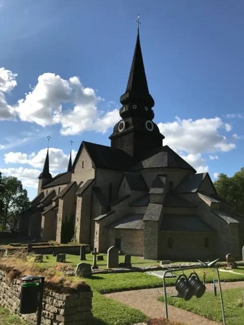 Varnhems klosterkyrka i sten med sina karakteristiska spiror och historiska arkitektur i Skara kommun.