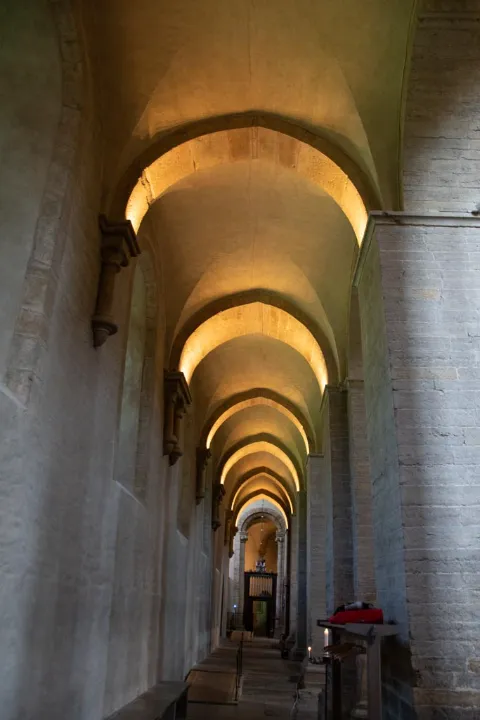 Varnhems klosterkyrka i Skara kommun, en historisk medeltida kyrkobyggnad i sten med tinnar och torn.