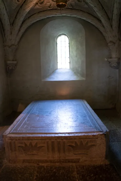 Varnhems klosterkyrka i Skara kommun, en historisk medeltida kyrkobyggnad med sina karaktäristiska torn.