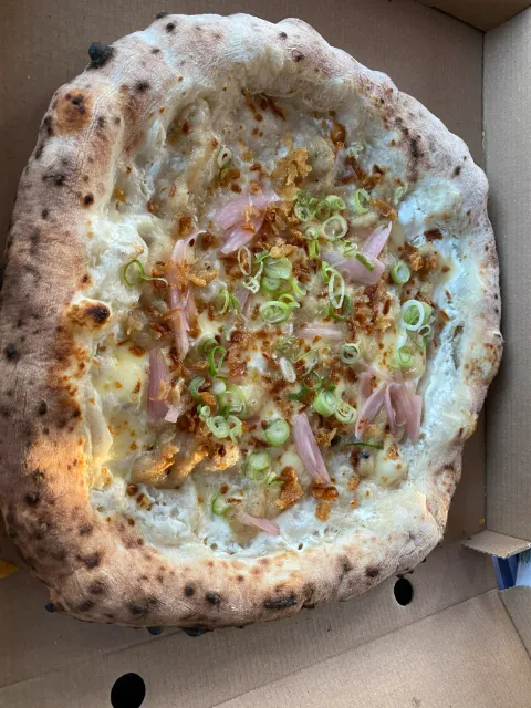 Restaurangmiljö med dukade bord och lantlig atmosfär vid Vedens Lustgård i Skara kommun.